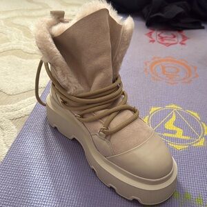 Inuikii boots size 40